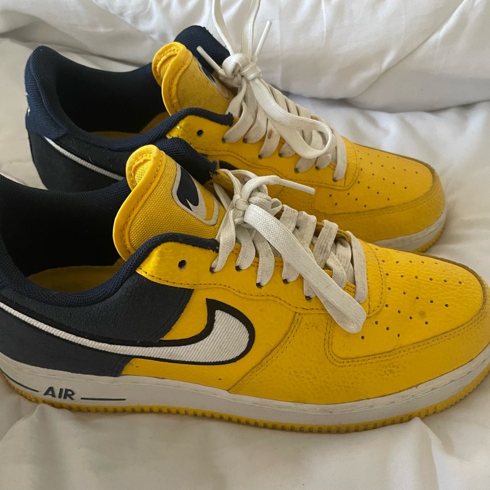 Size 8.5 bright yellow navy blue and white perfect for the summer